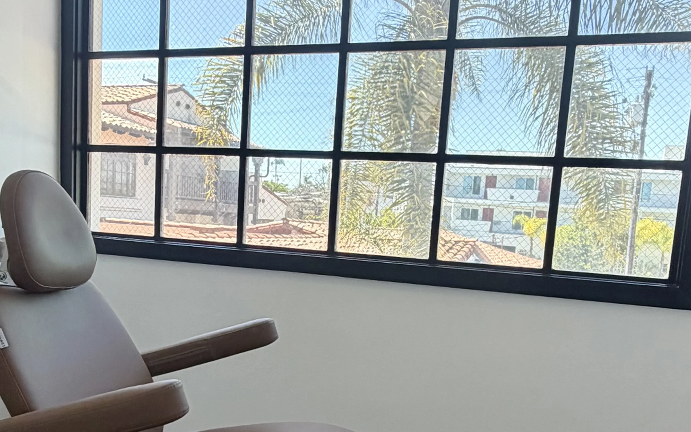 Treatment chair beside the arched window in the Kërfree treatment room